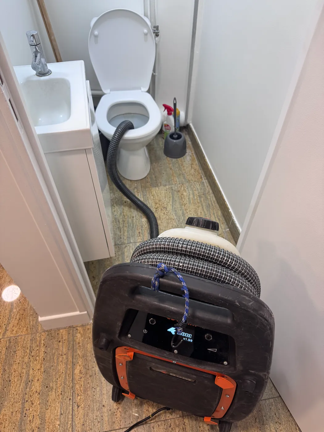 Appareil à gaz traceur raccordé à un WC pour injecter le mélange dans la canalisation d'évacuation