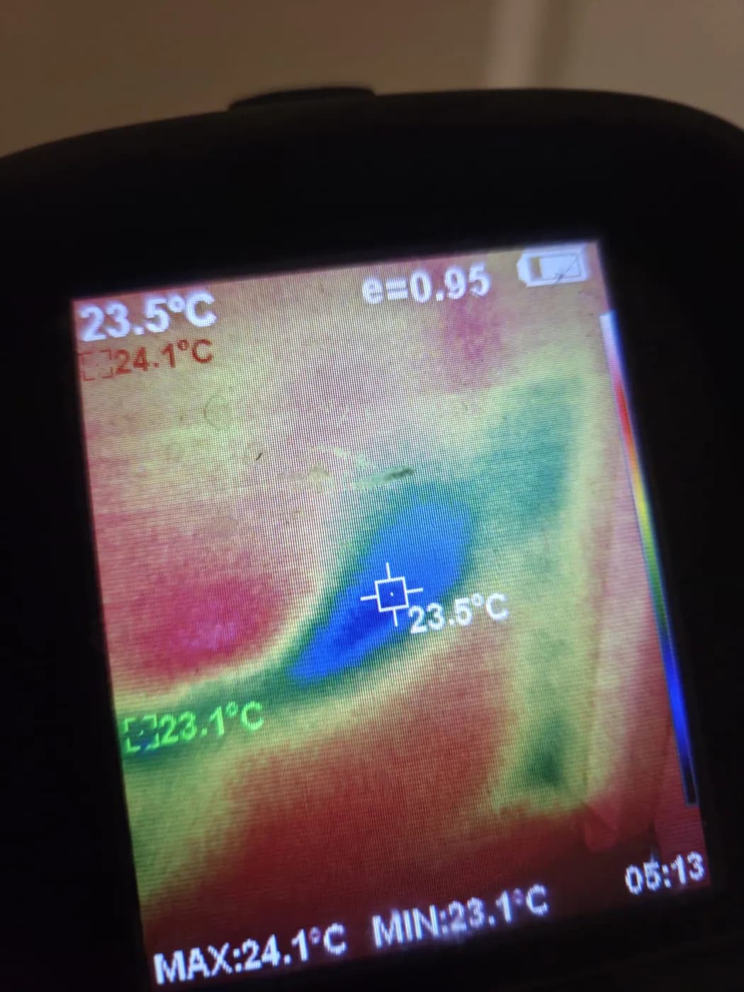 Image de caméra thermique montrant une zone froide, relevés à 23,5 °C et 24,1 °C, lors d'une recherche de fuite