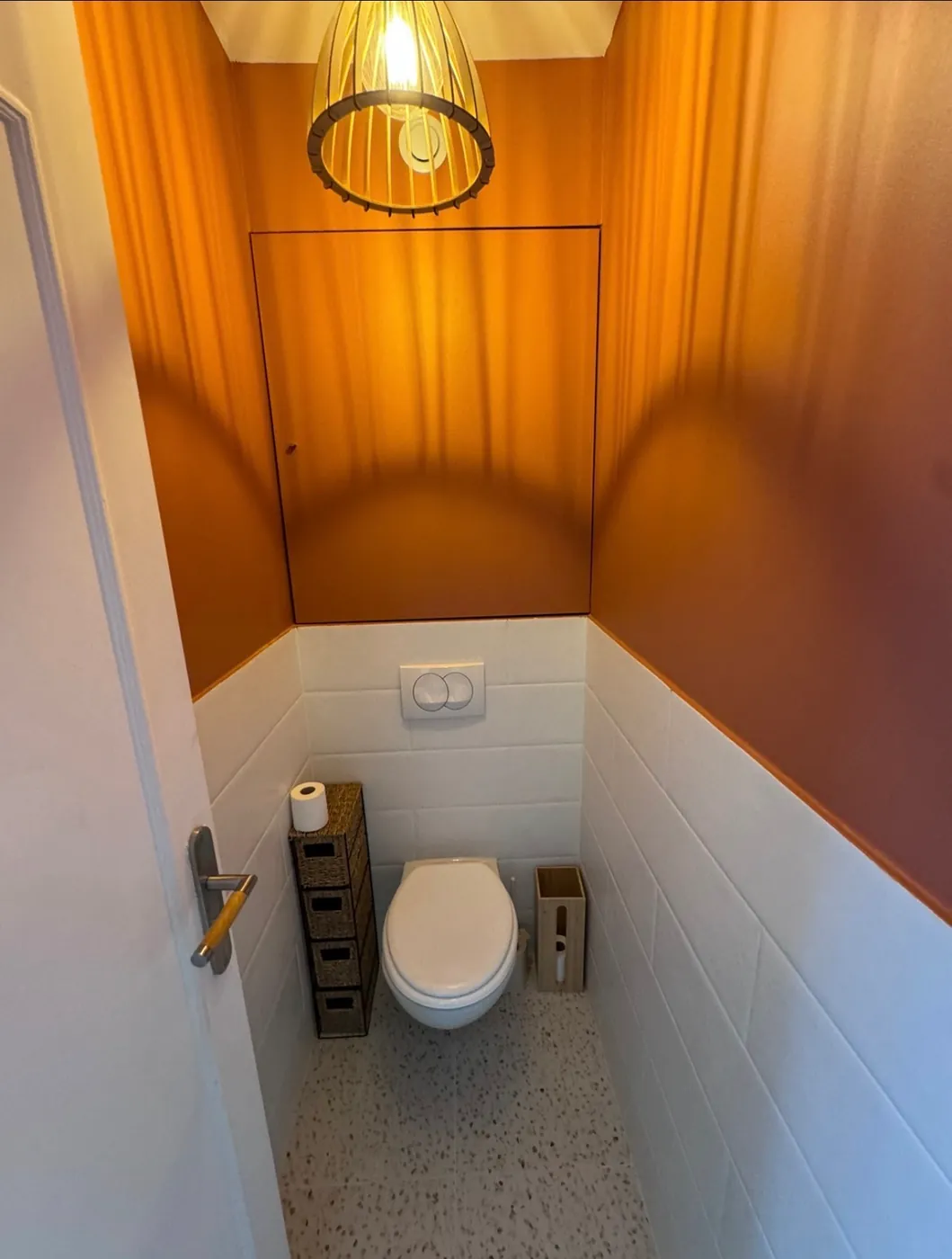 WC suspendu avec habillage mural blanc et panneau orange